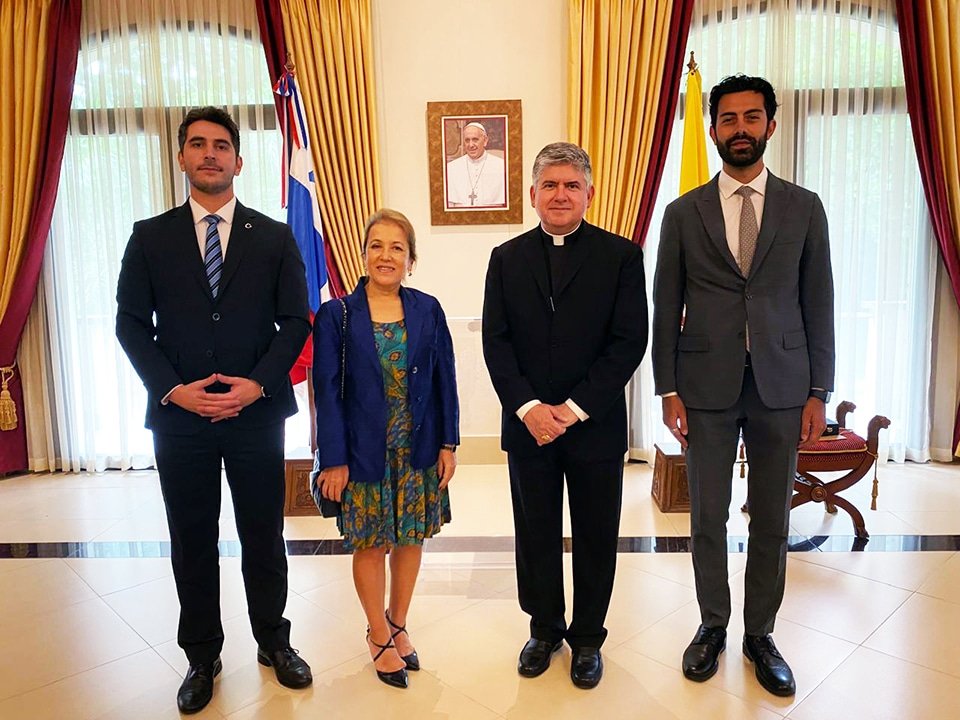 S.E. Lebibe Ulutekin, Embajadora de Turquía, S.E.R. Monseñor Dagoberto Campos, Nuncio Apostólico de Panamá; miembros de la Embajada de Turquía en Panamá